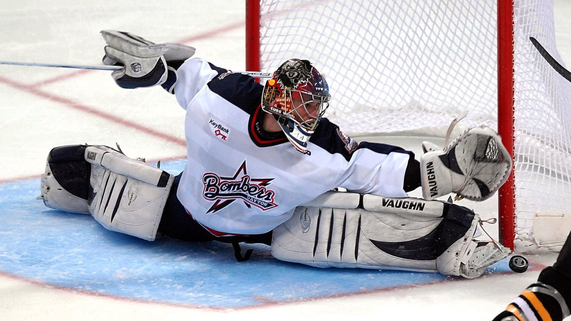 九游娱乐APP-现场气氛热烈，球迷热情加油助威！，球场上人声鼎沸,大家都在为各自的队伍加油助威